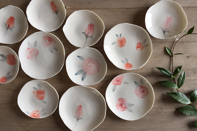 Moda ananas e rosa decorativo Cina piatti piatto decorativo piatto in ceramica casa oscillante con espositore decorazione piatti in ceramica stampati per uso domestico 