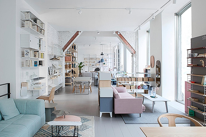 Uno scatto interno di una cucina moderna con decorazioni e mobili